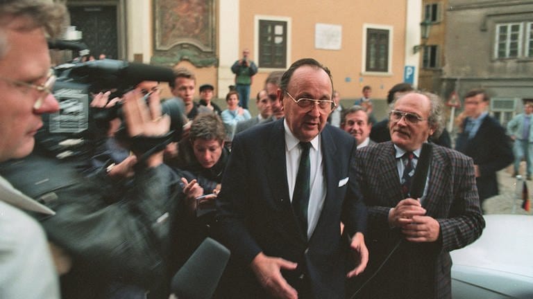 Außenminister Hans Dietrich Genscher (FDP) erreicht am 30. September 1989 die westdeutsche Botschaft in Prag (Foto: picture-alliance / Reportdienste, picture alliance / ASSOCIATED PRESS | Anonymous)