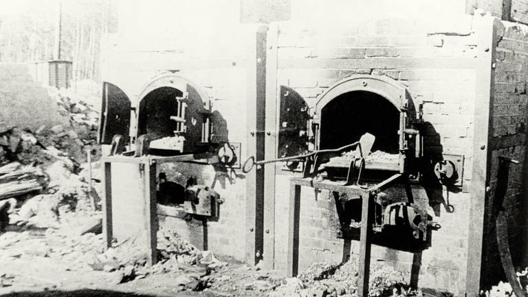 Verbrennungsöfen beim Krematiorium im KZ Auschwitz, 1945
