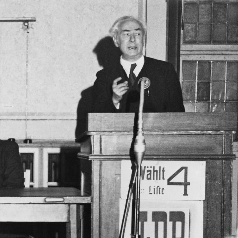 Theodor Heuss als Vorsitzender der Westzonen-FDP bei einer Ansprache auf einer Wahlversammlung in Berlin 1948