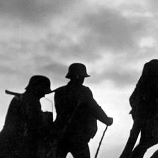 Soldaten bringen 1918 auf dem Schlachtfeld Essen in die vorderen Gräben an der Westfront
