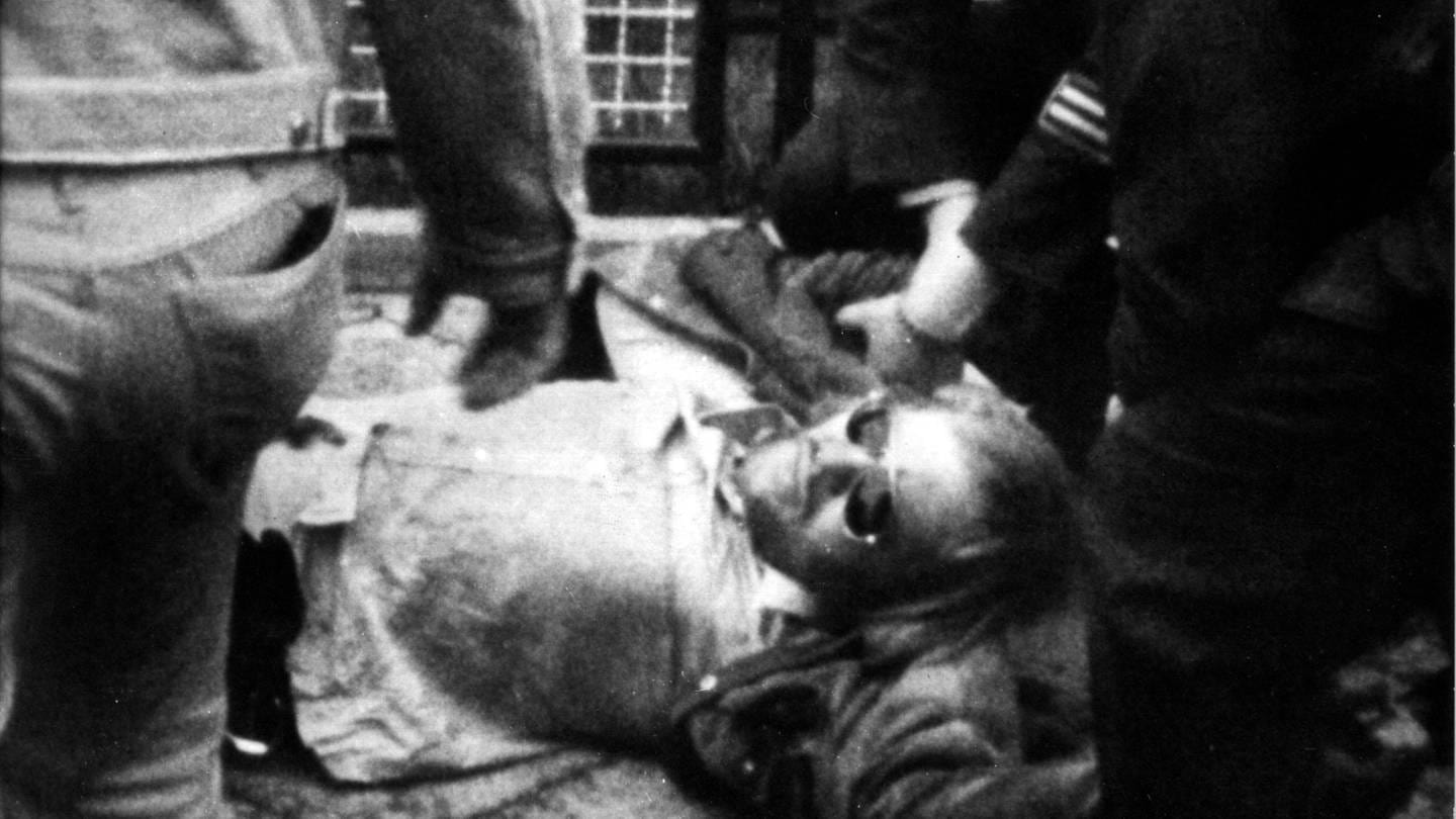 Das führende Mitglied der Baader-Meinhof-Gruppe, Andreas Baader, wird am 1. Juni 1972 von Polizisten aus einer Garage im Frankfurter Dornbusch-Viertel geschleift und verhaftet (Foto: dpa Bildfunk, picture-alliance / dpa | --)