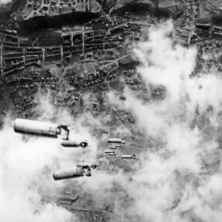 Dresden am 14. Februar 1945: Flugzeuge der US-Luftwaffe werfen Spreng- und Brandbomben auf Dresden (Foto: IMAGO, imago images/UIG)