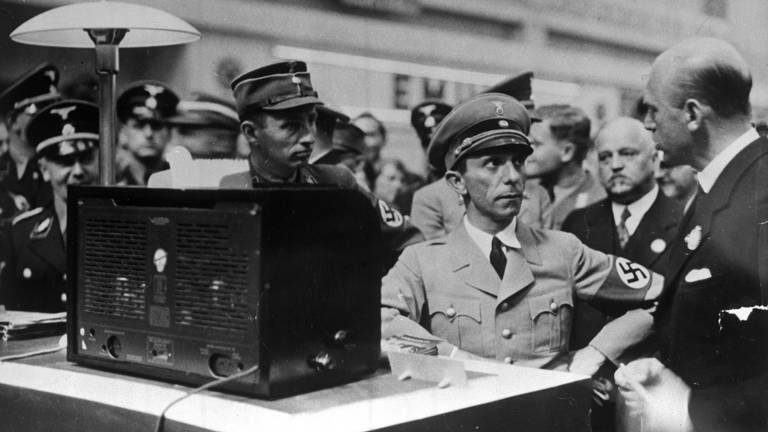 Eröffnung der Funkausstellung am 28. August 1936: Joseph Goebbels mit dem Reichssendeleiter Eugen Hadamovsky (links) bei seinem Rundgang durch die Ausstellung, rechts Dr. (Christian Paul?) Goerz.