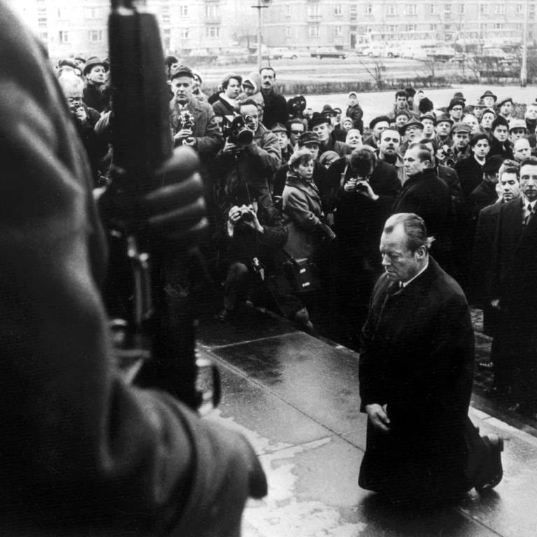 Bundeskanzler Willy Brandt kniet am 7. Dezember 1970 vor dem Mahnmal im einstigen jüdischen Ghetto in Warschau, das den Helden des Ghetto-Aufstandes vom April 1943 gewidmet ist. (Foto: picture-alliance / Reportdienste, Picture Alliance)