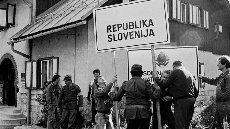 Männer der slowenischen Miliz errichten am 29. Juni 1991 an der österreichischen-slowenischen Grenzstation am Seebergsattel eine Tafel mit der Aufschrift "Republik Slowenien". 