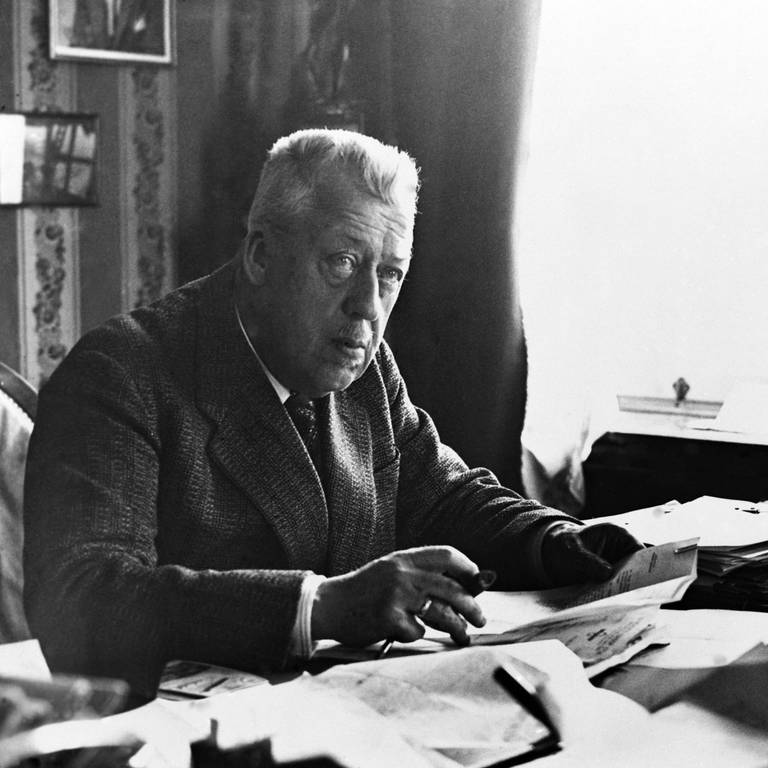 Hugo Eckener (1868 - 1954), Nachfolger von Ferdinand Graf von Zeppelin, 1936 am Schreibtisch