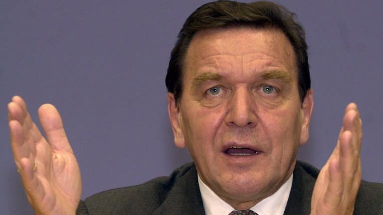 Bundeskanzler Gerhard Schröder (SPD) spricht am 6.11.2001 auf einer Pressekonferenz in Berlin. Vor Medienvertretern wurde bekannt, dass die Bundesregierung erstmals seit dem Zweiten Weltkrieg deutsche Soldaten für einen Kampfeinsatz bereitstellen wird. Den USA sollen rund 3900 Mann im Afghanistan-Konflikt zur Seite gestellt werden, sagte Schröder. 