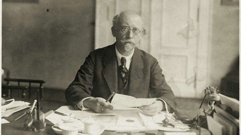 Philipp Scheidemann (1865 - 1939), SPD, um 1925 am Schreibtisch (Foto: picture-alliance / Reportdienste, picture alliance / akg-images | akg-images)