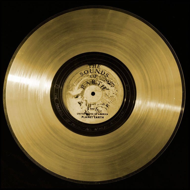 Die Voyager Golden Records sind Schallplatten, die an Bord beider im Jahr 1977 gestarteten Voyager-Raumschiffe enthalten waren. Sie enthalten Klänge und Bilder, die ausgewählt wurden, um die Vielfalt des Lebens und der Kultur auf der Erde darzustellen, und sind für jede intelligente außerirdische Lebensform oder für zukünftige Menschen bestimmt. 