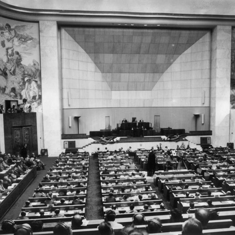 Blick auf Teilnehmer im Konferenzsaal während der Eröffnung der ersten Internationalen Atomkonferenz über die friedliche Nutzung der Atomenergie im UN-Palast in Genf in der Schweiz am 8. August 1955. Insgesamt nahmen rund 1.200 Delegierte aus 72 Ländern aus Ost und West, darunter viele berühmte Atomwissenschaftler, an der Konferenz teil.