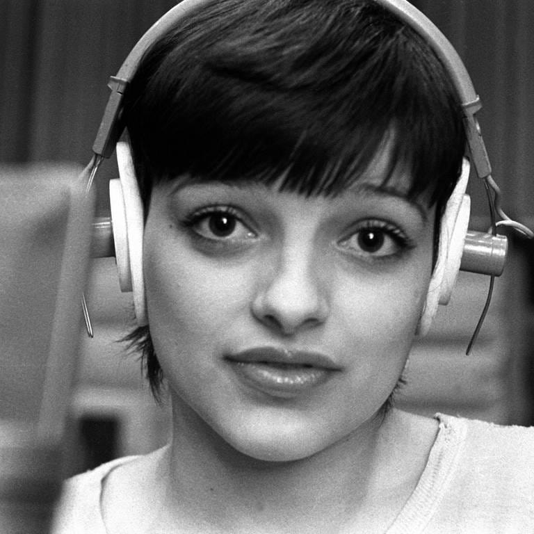 Die Sängerin Nina Hagen 1974  im DDR-Rundfunkstudio. In diesem Jahr kam "Du hast den Farbfilm vergessen" heraus. Angela Merkel wünschte sich u.a. dieses Lied für ihren Zapfenstreich am 2. Dezember 2021.