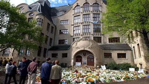 Menschen kommen am 5. Mai 2002 zum Gutenberg-Gymnasium in Erfurt, um der Opfer des Amoklaufes vom 26. April 2002 zu gedenken und Blumen niederzulegen (Foto: dpa Bildfunk, picture alliance / dpa | Jan-Peter Kasper)
