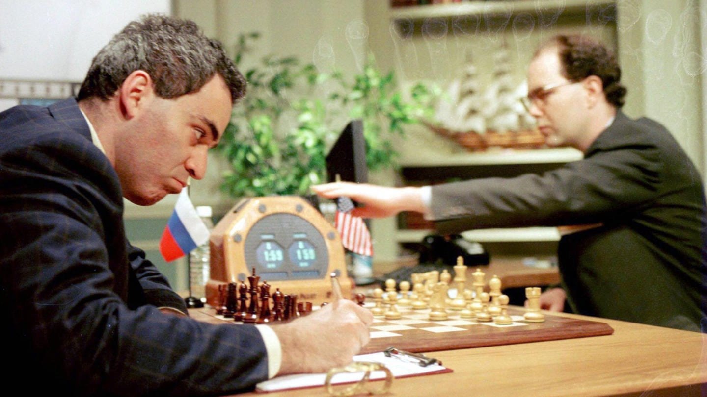Garri Kasparow aus Russland macht sich am 11. Mai 1997 Notizen. Rechts im Bild Joseph Hoane, der die Züge für den Computer Deep Blue ausführt (Foto: IMAGO, IMAGO / UPI Photo)
