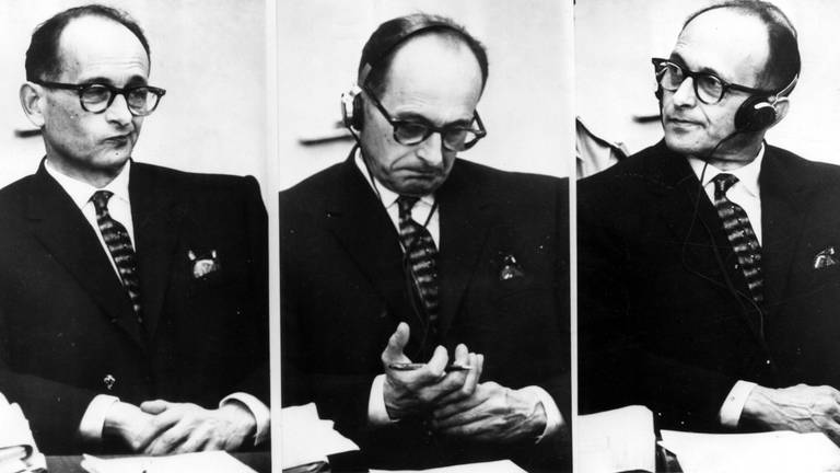 Die wechselnden Gesichter von Adolf Eichmann. Drei Nahaufnahmen des ehemaligen SS-Führers Adolf Eichmann, gekleidet in einen dunklen Anzug und ein weißes Hemd, während er sich am 27. April 1961 in Jerusalem im Prozess gegen ihn die Beweise anhört. (Foto: IMAGO, IMAGO / United Archives International)