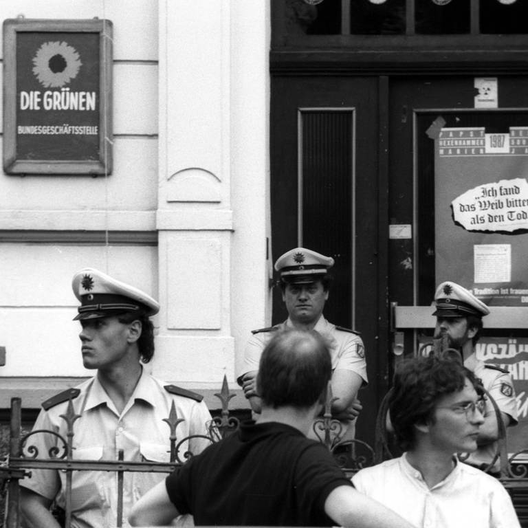Polizisten im April 1987 vor der Geschäftsstelle der Grünen in Bonn anlässlich der Volkszählung (Foto: IMAGO, IMAGO / Dieter Bauer)