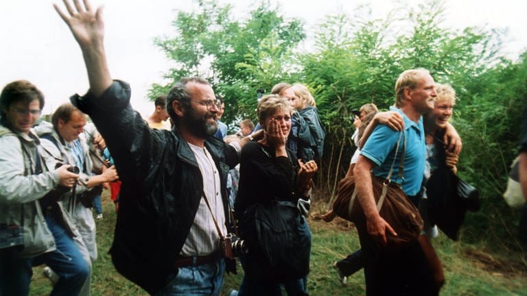 Jubelnde DDR-Flüchtlinge gelangen am 19.08.1989 über Ungarn nach Österreich. (Foto: picture-alliance / Reportdienste, votava)