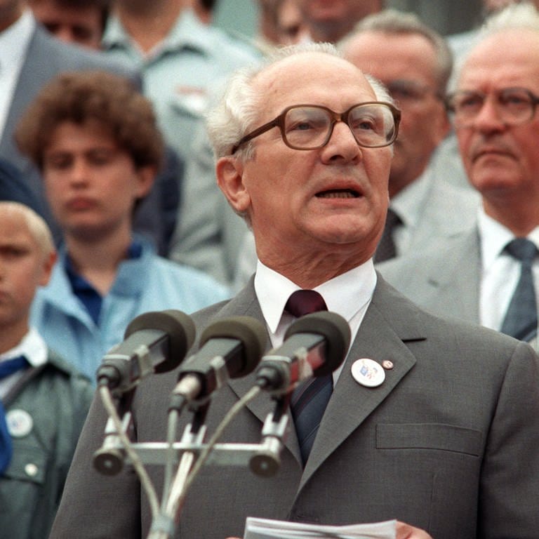 Erich Honecker, Ex-SED- und Staatsratsvorsitzender der ehemaligen DDR bei einer seiner Reden, hier beim Pioniertreffen 1988 im damaligen Karl-Marx-Stadt (Foto: picture-alliance / Reportdienste, picture-alliance / ZB)