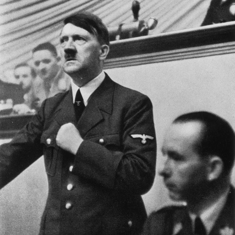Reichskanzler Adolf Hitler gibt am 1. September 1939 um 10 Uhr vor dem Reichstag in Berlin eine Erklärung ab, in der er den Angriff mit polnischen Übergriffen motiviert.  (Foto: picture-alliance / Reportdienste, picture-alliance / akg-images)