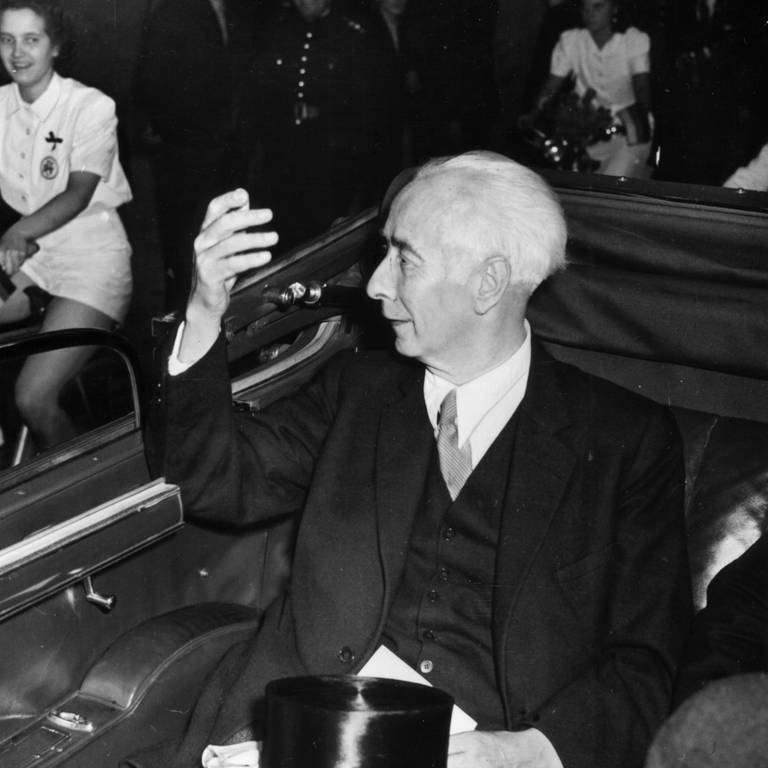 Theodor Heuss auf der Fahrt zum Bonner Marktplatz nach seiner Wahl zum Bundespräsidenten am 12. September 1949