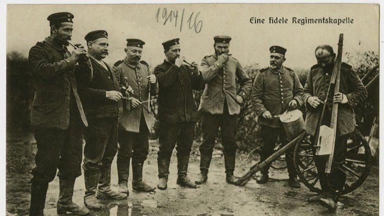 Soldaten mit improvisierten Musikinstrumenten, um 1915