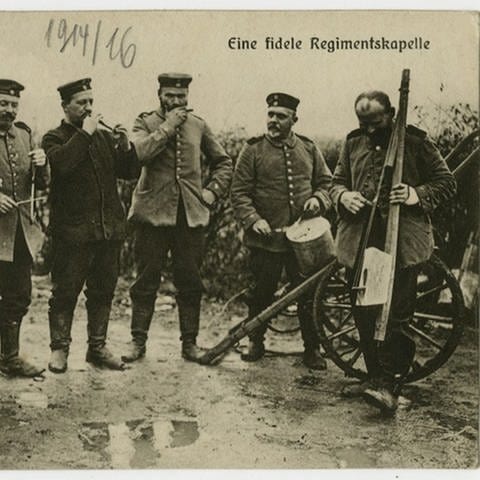Soldaten mit improvisierten Musikinstrumenten, um 1915 (Foto: Haus der Geschichte Baden-Württemberg/Inv.-Nr. 2012/0576)
