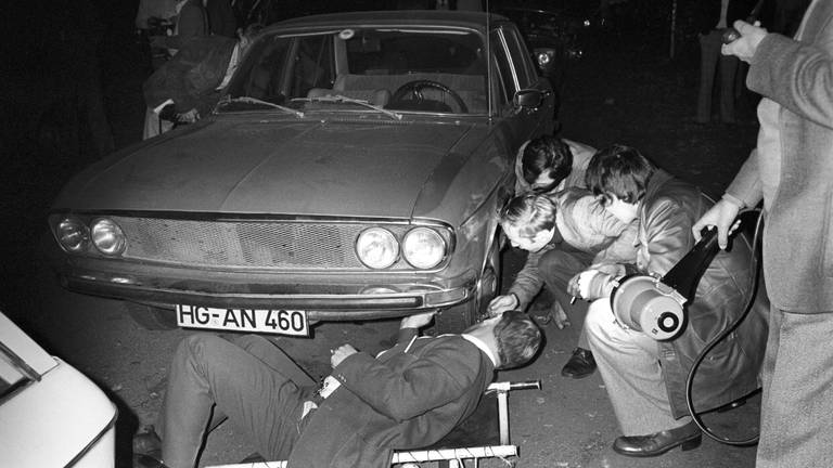 Beamte untersuchen den Wagen, in dem die Leiche des ermordeten Arbeitgeberpräsidenten Hanns Martin gefunden wurde. 19.10.1977.