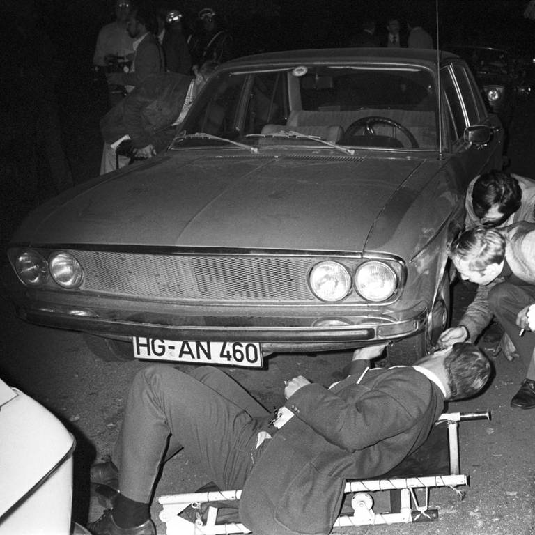 Beamte untersuchen den Wagen, in dem die Leiche des ermordeten Arbeitgeberpräsidenten Hanns Martin gefunden wurde. 19.10.1977.