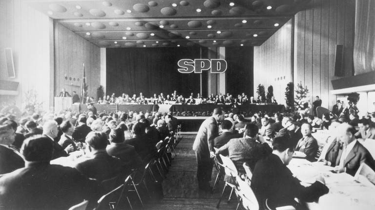 Auf dem außerordentlicher Parteitag der SPD in Bad Godesberg, eröffnet am 13. November 1959. wurde eine neues Grundsatzprogramm (Godesberger Programm) mit dem Bekenntnis zum demokratischen Sozialismus verabschiedet. Blick auf die Delegierten während des Parteitages.