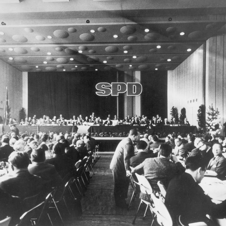 Auf dem außerordentlicher Parteitag der SPD in Bad Godesberg, eröffnet am 13. November 1959. wurde eine neues Grundsatzprogramm (Godesberger Programm) mit dem Bekenntnis zum demokratischen Sozialismus verabschiedet. Blick auf die Delegierten während des Parteitages.