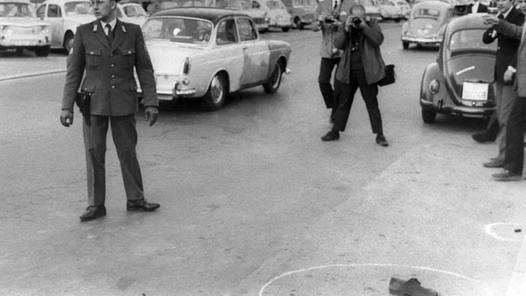 Ein Fotograf macht Aufnahmen von Rudi Dutschkes Schuhen, die, von der Polizei markiert, noch am Tatort liegen (Foto: picture-alliance / dpa, picture-alliance / dpa -)
