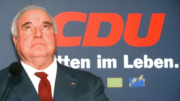 Alt-Bundeskanzler Helmut Kohl (CDU) auf einer Pressekonferenz zur Parteispenden-Affäre am 30.11.1999 in Berlin