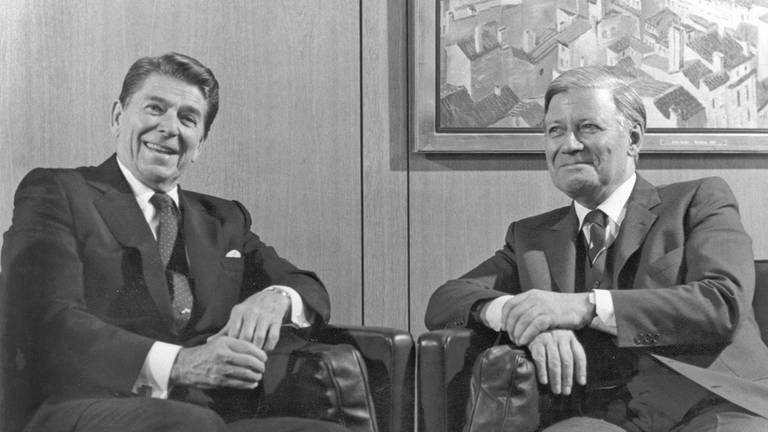 Bundeskanzler Helmut Schmidt (SPD) und US-Präsident Ronald Reagan, der anlässlich des NATO-Gipfels am 10. Juni 1982 nach Bonn gekommen war (Foto: IMAGO, IMAGO / photothek)