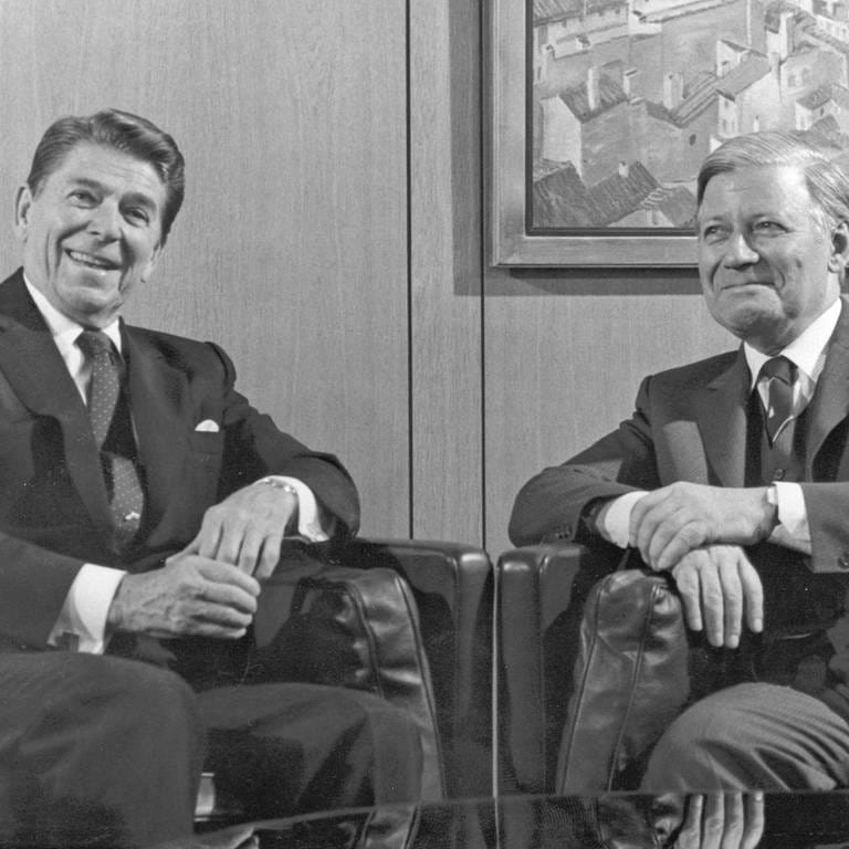 Bundeskanzler Helmut Schmidt (SPD) und US-Präsident Ronald Reagan, der anlässlich des NATO-Gipfels am 10. Juni 1982 nach Bonn gekommen war