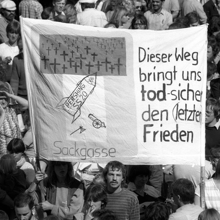 Transparent mit der Aufschrift "Dieser Weg bringt uns todsicher den letzten Frieden": Protest gegen die Stationierung von Pershing-II-Raketen in Mutlangen am 3. September 1983 (Foto: IMAGO, IMAGO / Sommer)