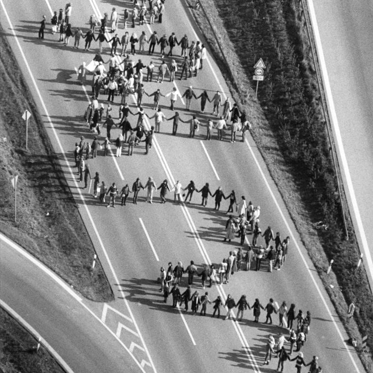 Luftbild einer Menschenkette auf der B10 zwischen Plochingen und Ulm am 22. Oktober 1983. Auf einer Stecke von 108 Kilometern Länge reichten sich von Stuttgart über die Schwäbische Alb nach Neu-Ulm 220.000 Menschen aus Protest gegen die Stationierung von neuen US-amerikanischen Mittelstreckenraketen die Hände.