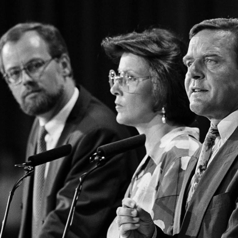 Die SPD-Politiker Rudolf Scharping (Bundesvorsitzender), Heidemarie Wieczorek-Zeul (Stellvertretende Bundesvorsitzende) und Gerhard Schröder (Ministerpräsident Niedersachsen) am 13.6.1993 in Düsseldorf (v.l.n.r.) (Foto: IMAGO, imago/Jürgen Eis)