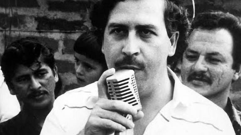 Pablo Emilio Escobar Gaviria wurde 1949 als Sohn einer armen Familie in Rionegro, einem Dorf außerhalb von Medellin, geboren. Escobar war einer der erfolgreichsten, gewalttätigsten und bekanntesten Kriminellen in der Geschichte Kolumbiens. Er wurde durch die Kontrolle des Kokainhandels in die Vereinigten Staaten sagenhaft reich. Foto: Bogota  Kolumbien, ca. 1982