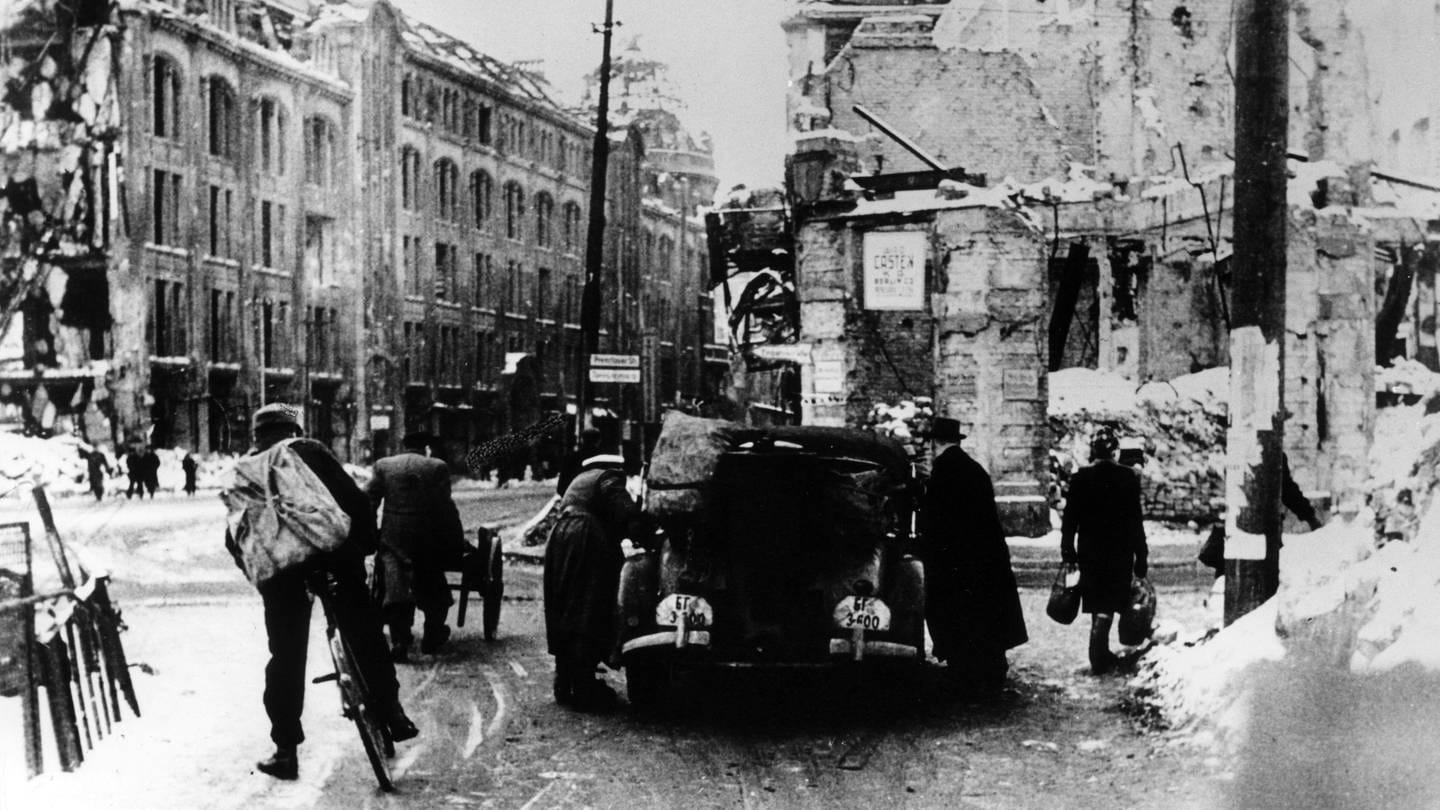 Straßenszene im winterlichen Berlin der Nachkriegszeit 1947 (Foto: picture-alliance / Reportdienste, picture-alliance / dpa | dpa)