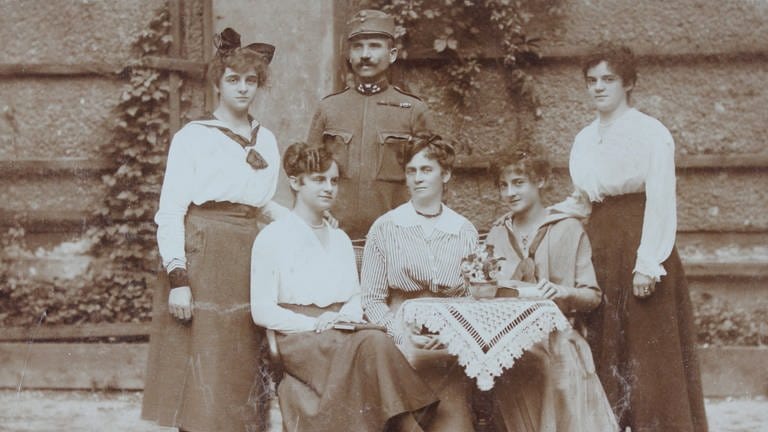 Soldat der k.u.k.-Armee mit seinen fünf Töchtern im Freien. Foto um 1915; fotografiert von von Josef Jahudka  Wien (Symbolbild)
