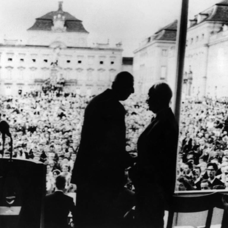 Händedruck zwischen dem französischen Staatspräsidenten Charles de Gaulle (links) und Bundespräsident Heinrich Lübke nach der Rede des französischen Staatsgastes im Schlosshof von Ludwigsburg am 9. September 1962