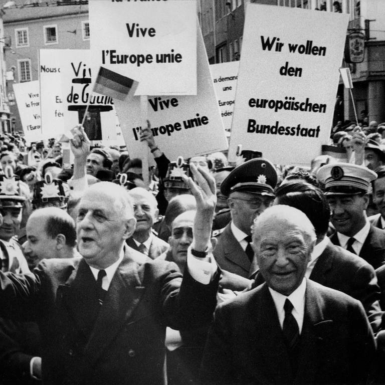 Der französiche Präsident Charles de Gaulle und der deutsche Bundeskanzler Konrad Adenauer am 9. Mai 1962 in Bonn