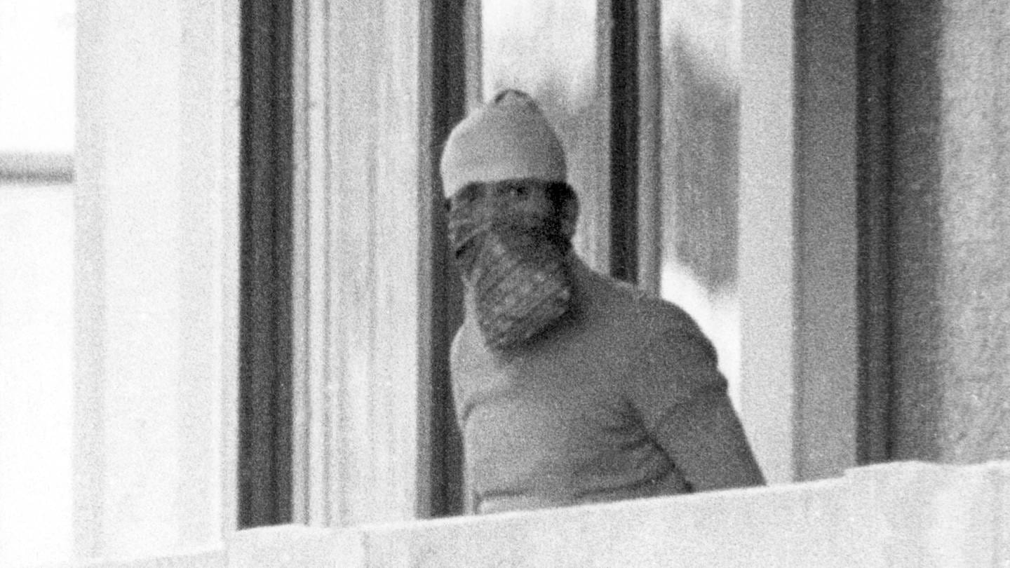 Ein maskierter arabischer Terrorist zeigt sich am 5.9.1972 auf dem Balkon des israelischen Mannschaftsquartiers im Olympischen Dorf der Münchner Sommerspiele. Arabische Terroristen der Untergrundorganisation 