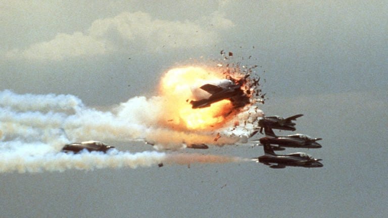 Ein Jet der italienischen Kunstflugstaffel Frecce Tricolori kollidiert 1988 mit zwei anderen Jets und explodiert auf einer Flugschau in Ramstein (Foto: picture-alliance / Reportdienste, dpa Bildfunk, picture-alliance / dpa | Füger)