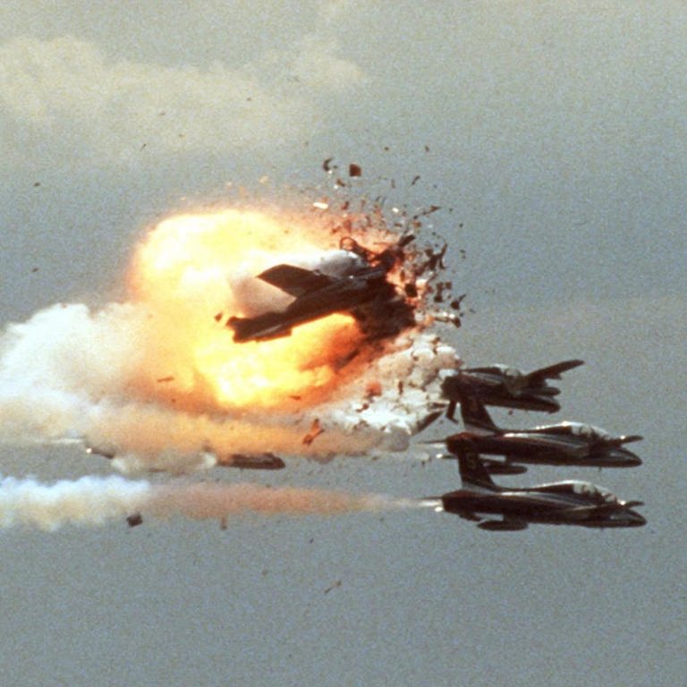 Ein Jet der italienischen Kunstflugstaffel Frecce Tricolori kollidiert 1988 mit zwei anderen Jets und explodiert auf einer Flugschau in Ramstein (Foto: picture-alliance / Reportdienste, dpa Bildfunk, picture-alliance / dpa | Füger)