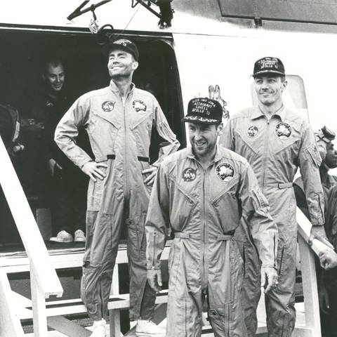 Die Besatzungsmitglieder der Apollo-13-Mission gehen an Bord der USS Iwo Jima, dem Bergungsschiff für die Mission, nach der Wasserung und Bergungsoperationen im Südpazifik: Fred W. Haise, James A. Lovell and John L. Swigert