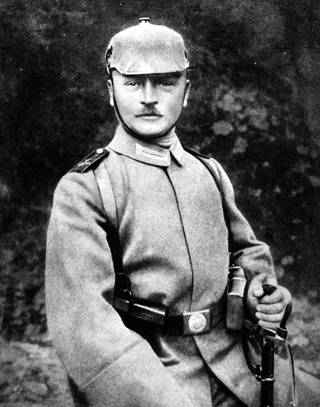 Deutscher Soldat in neuer feldgrauer Uniform mit Helm ohne Pickel (November 1915) (Foto: picture-alliance / Reportdienste, picture-alliance / (c) Illustrated London News Ltd/ | -)