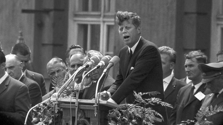 "Ich bin ein Berliner." US-Präsident John F. Kennedy bei seiner historischen Rede vor dem Rathaus Schöneberg 1963 (Foto: picture-alliance / Reportdienste, picture alliance / dpa | dpa Fotografen)