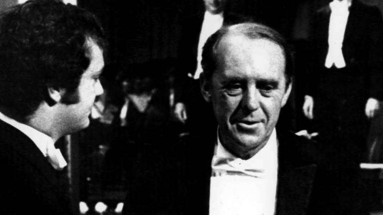 Der deutsche Schriftsteller Heinrich Böll wird 1972 von Kronprinz Carl Gustaf in Stockholm mit dem Nobelpreis für Literatur ausgezeichnet
