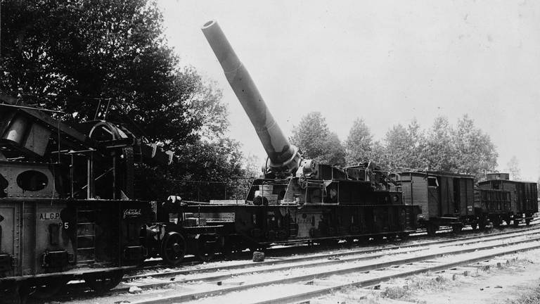 Eisenbahntransport erbeuteter Geschütze; während der deutschen Großoffensive an der Westfront März bis Juli 1918
