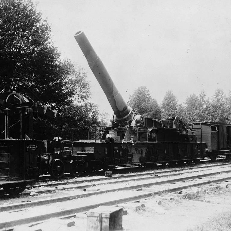 Eisenbahntransport erbeuteter Geschütze; während der deutschen Großoffensive an der Westfront März bis Juli 1918